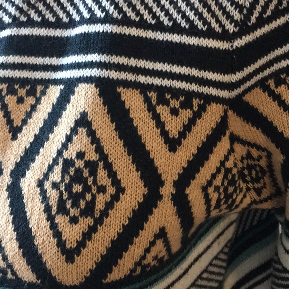 2 sweaters - Picture 2 of 8